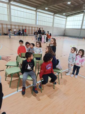Magosto 24
Os nenos e nenas de 5º de Educación Infantil, participaron en moitos xogos populares, poñendo a proba certas habilidades pero sobre todo para divertirse !!!
Remataron a festa comendo as ricas castañas asadas e gozaron da troula !!!
