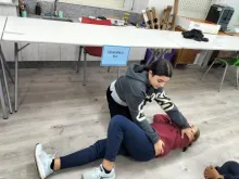 Nena practicando primeiros auxilios.