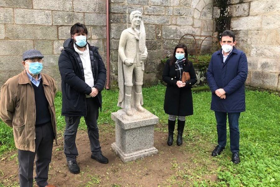 O adro da igrexa de Albeos en Crecente xa conta coa escultura da Escola de Cantería da Deputación de Pontevedra