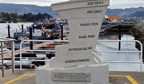 A Deputación doa a Meira unha escultura en homenaxe as vítimas do naufraxio do "Ángel"