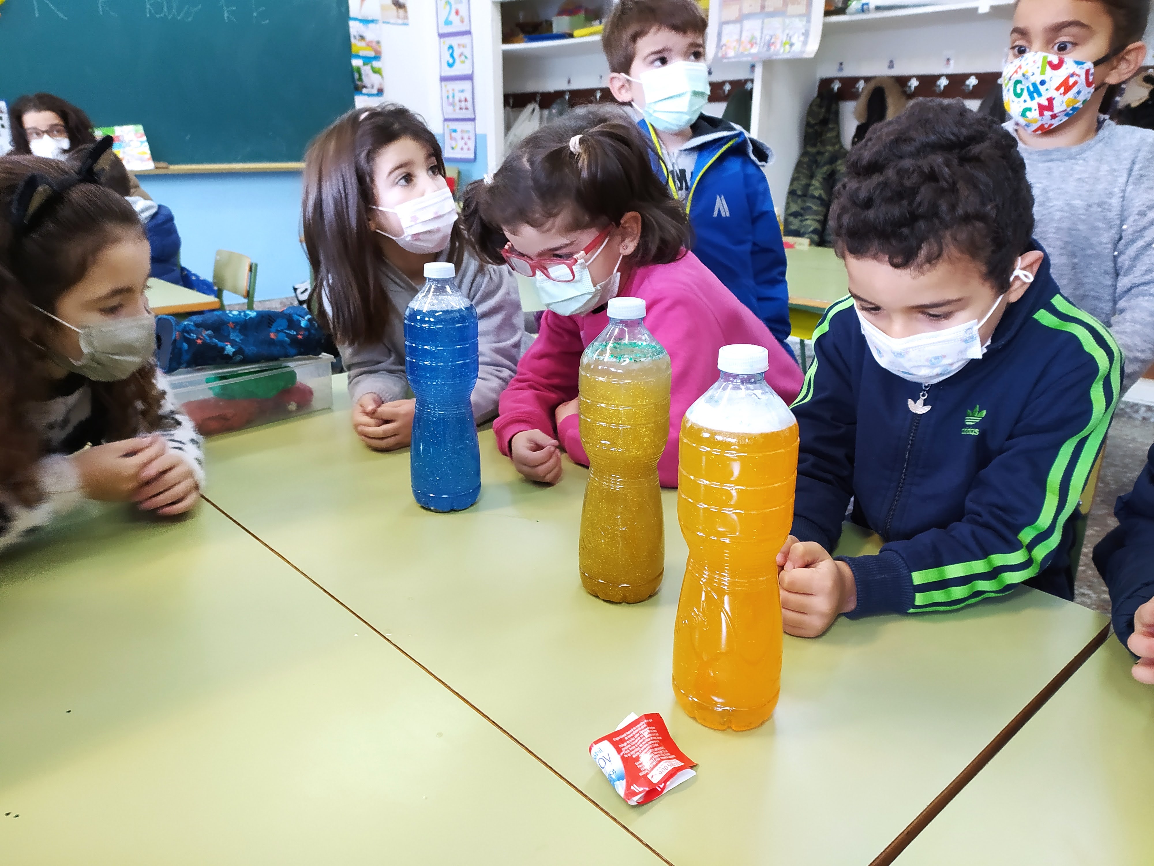 Cada grupo fixo a súa botella da calma.