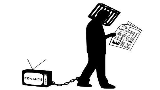 Hombre encadenado a un televisor en el que figura la palabra "consume". Camina leyendo un periódico y con la cabeza metida en una jaula