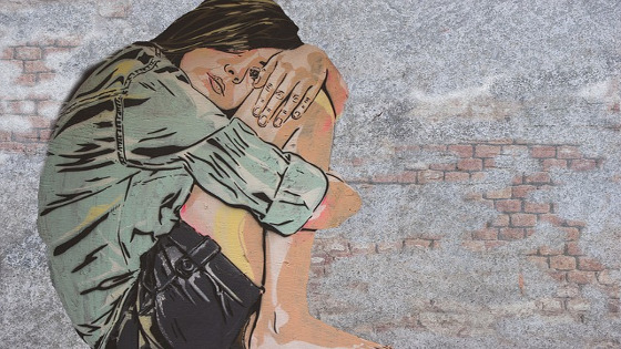 Graffiti de una chica abrazándose