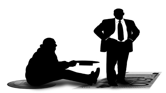 Silueta de hombre que pide limosna sentado sobre una moneda gigante, y un hombre de traje sobre un billete gigante parece "pasar" de él 