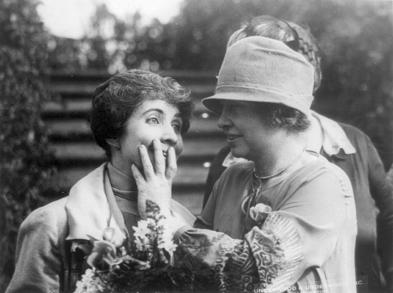 Helen Keller leyendo los labios de Mrs. Coolidge’s
