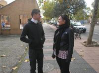María y Lorenzo hablando en la puerta del Instituto.