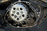 Se ve un Embrague multidisco de una motocicleta.