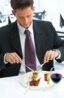 Persona trajeada comiendo un postre.