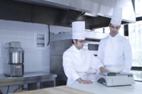 Ramón y Hugo comprueban el peso de los productos ofertados.