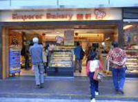 Clientes potenciales entrando en una panadería.
