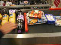 Compra de alimentos en una gran superficie.