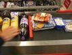 Compra de alimentos en una gran superficie.