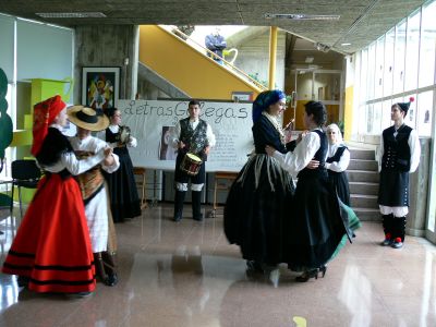 Mostra de música tradicional polo grupo Faíscas do Meixoeiro. Letras Galegas.
