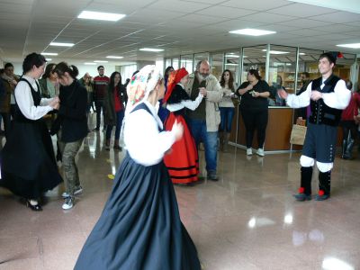 Mostra de música tradicional polo grupo Faíscas do Meixoeiro. Letras Galegas.
