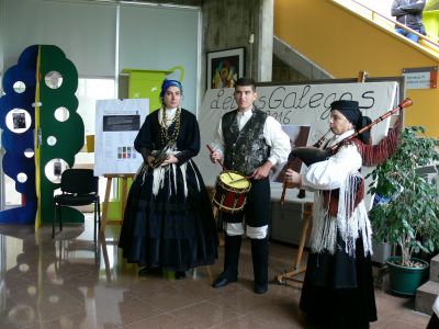 Mostra de música tradicional polo grupo Faíscas do Meixoeiro. Letras Galegas.
