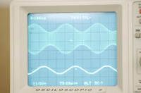 En una pantalla se ven tres ondas sinusoidales.
