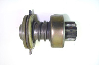 Pinón de engrane con mecanismo de rueda libre y pieza para fijación de horquilla de mando.