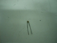 NTC formada por una pequeña capsula y dos terminales con forma de alambres.