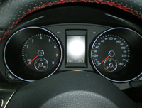 Velocímetro y cuentarrevoluciones en cuadro de intrumentos.