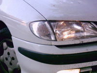 Piloto intermitente delantero junto a faro.