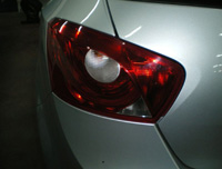 Luz de marcha atrás integrada en piloto trasero izquierdo.