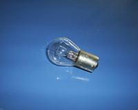 Lámpara incandescente con ampolla de vidrio y casquillo de latón con salientes.