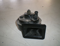 Bocina electromagnética con tornillo de fijación y terminales de conexión.