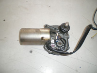 Motor de limpiaparabrisas con carcasa para el sistema reductor y eje portaescobillas.