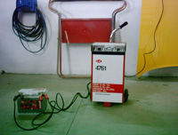 Cargador de baterías de taller con una batería en carga.