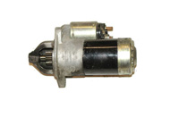 Vista lateral de un motor de arranque con accionamiento del piñón mediante relé. El relé se dispone en una pequeña carcasa en su parte superior.