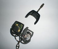 Llave desarmada de vehículo con pila de alimentación y circuito intergrado.