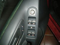 Mando de 4 elevalunas en la puerta del conductor.