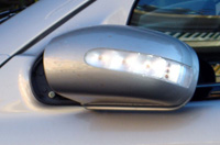 Retrovisor exterior plegado con piloto de intermitentes.