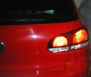 Piloto trasero derecho encendido de luz de posición.