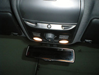 Plafón delantero de luz interior junto al espejo retrovisor.