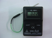 Termómetro provisto de una varilla sonda para introducir en aireadores. 