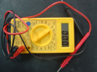 Se trata de un polímetro amarillo con pinzas de medir.