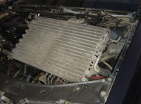 Se trata de uno de los elementos que forman el circuito del aire acondicionado, concretamente el condensador.