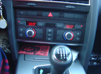 Mandos de control de aire acondicionado en un automóvil Audi modelo A6.