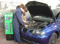 Aspecto general de la estación de carga de aire  acondicionado y la conexión al automóvil.
