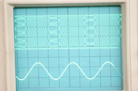 Señal de radio de frecuencia modulada en pantalla de osciloscopios.