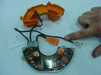 Unidad de control de airbag, mostrando sus componentes interiores.