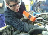 Técnico detectando fugas de refrigerante.