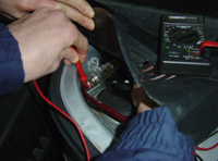 Comprobando el fusible de una instalación de sonido.