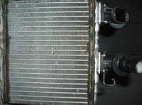 Radiador de la calefacción. Se observan los orificios de entrada y salida de fluido caliente.