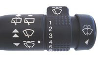 Primer plano del mando del limpiaparabrisas con la identificación de sus funciones.