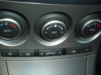 Panel de accionamiento del climatizador, con regulador de temperatura, velocidad y el dual.