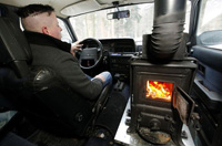 Chimenea instalada en el interior de un coche para soportar el fuerte frío siberiano. Se sustituye el asiento del copiloto por la chimenea y se construye de forma artesanal la salida de humos.