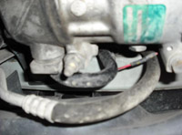 Se observa un tubo de salida de alta presión del compresor.