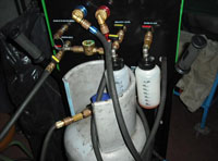 Botella de líquido refrigerante R134 situada en la parte posterior de la estación de carga.